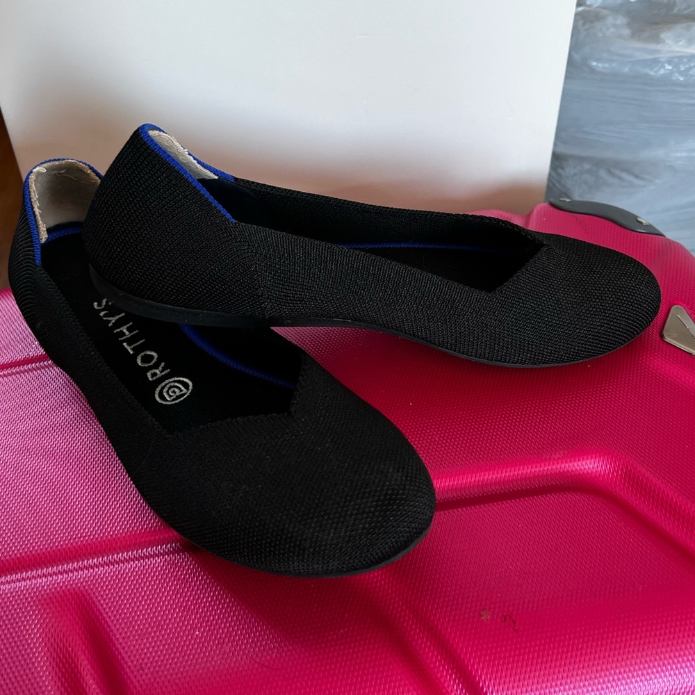 Great condition black Rothy’s